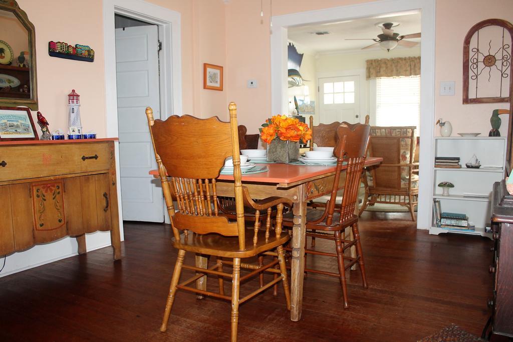 Coronado Palms Coastal Cottage Galveston Exterior photo