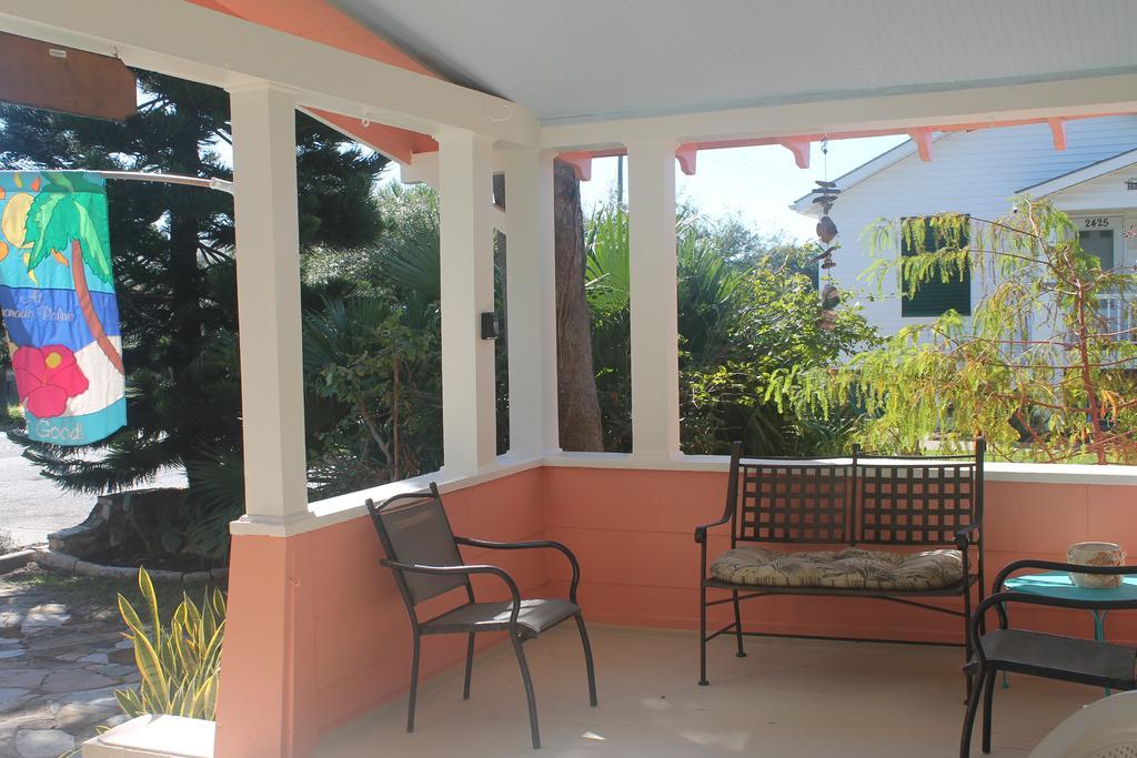 Coronado Palms Coastal Cottage Galveston Exterior photo